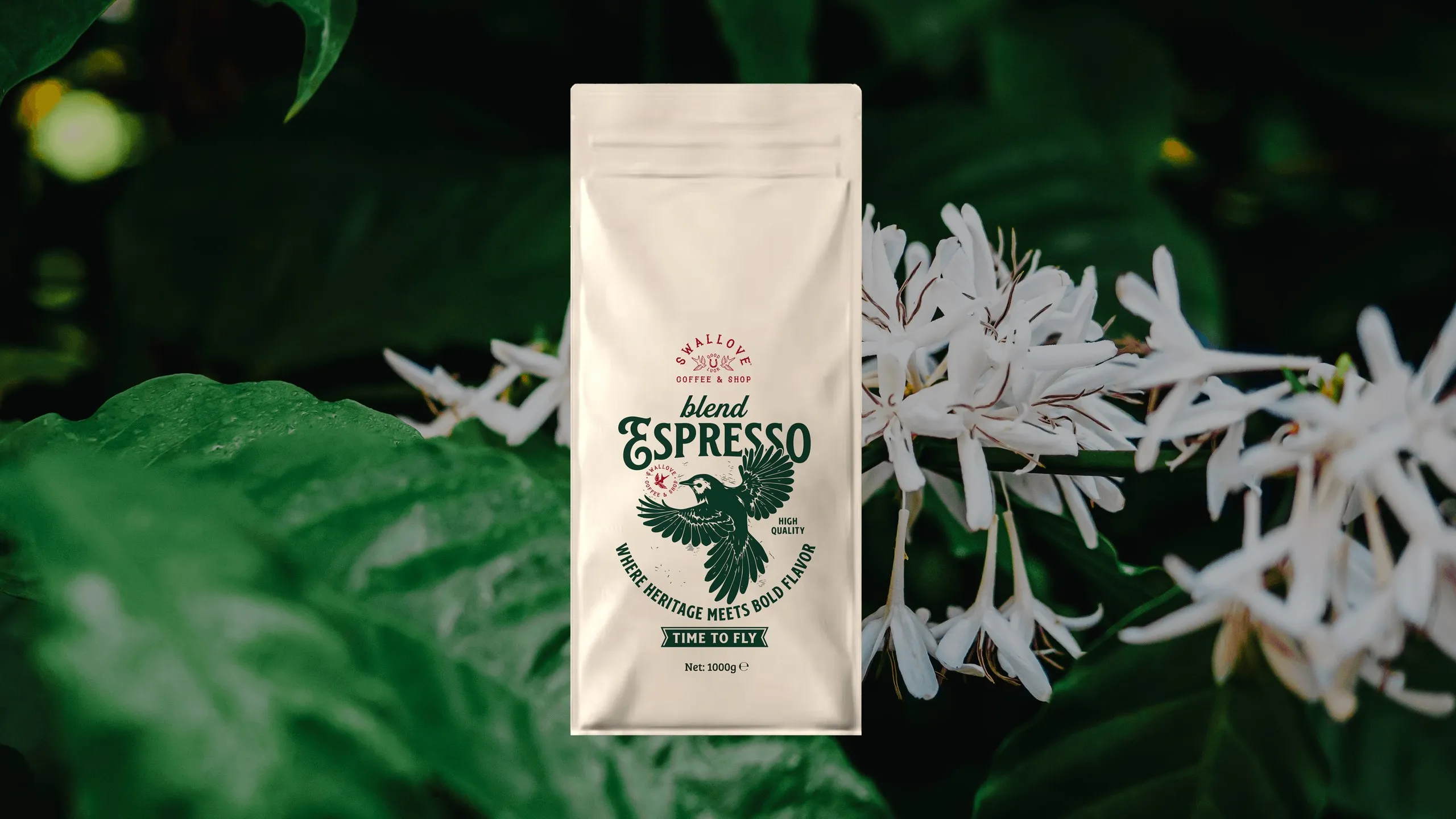 Swallove Espresso Blend kahve paketi, kahve çiçekleri arasında