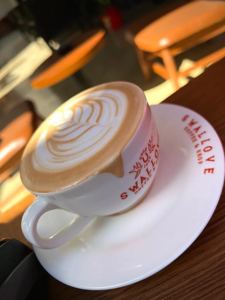 Swallove fincanında latte art