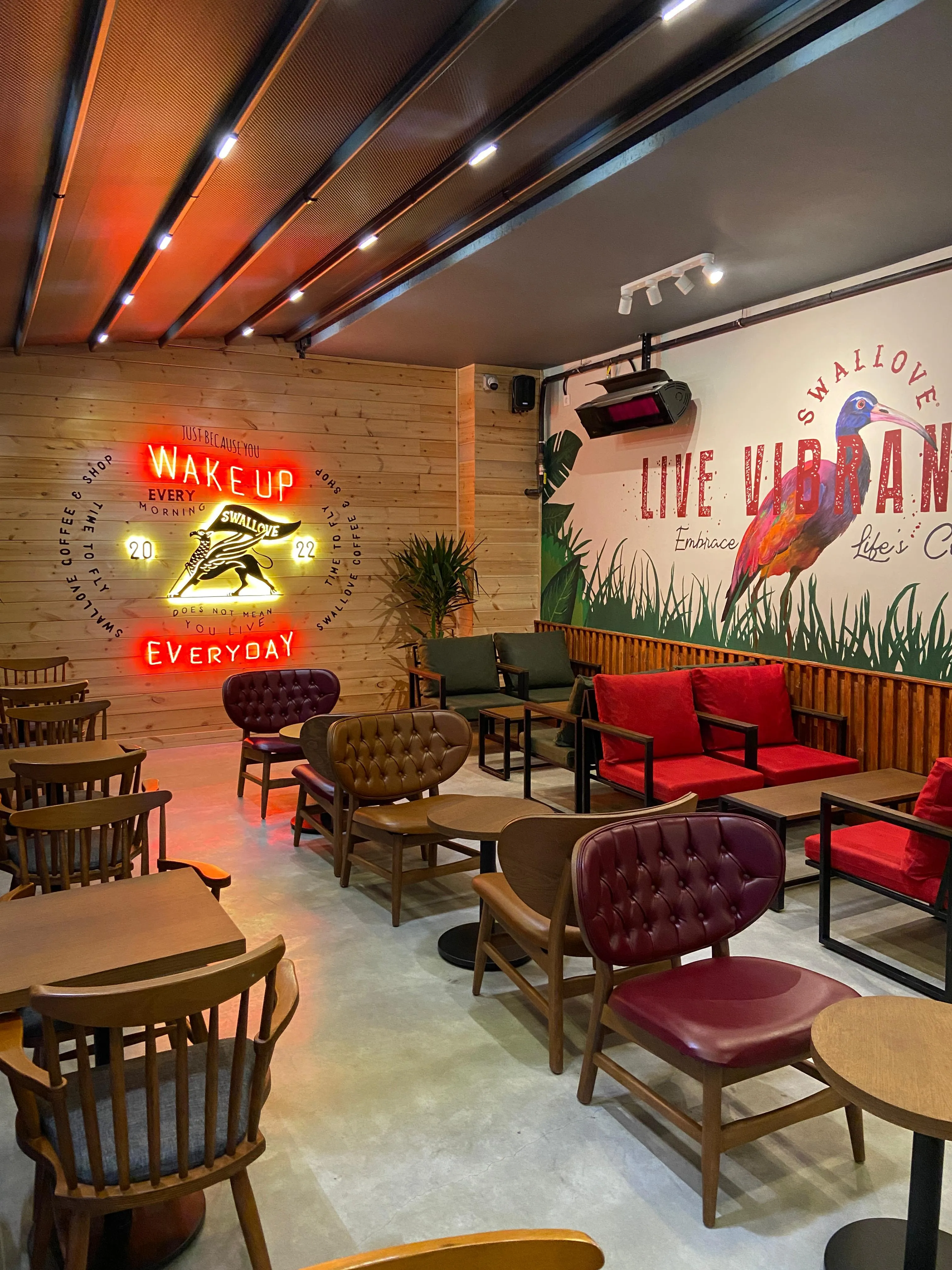 Wake Up Everyday neon yazılı Swallove oturma alanı